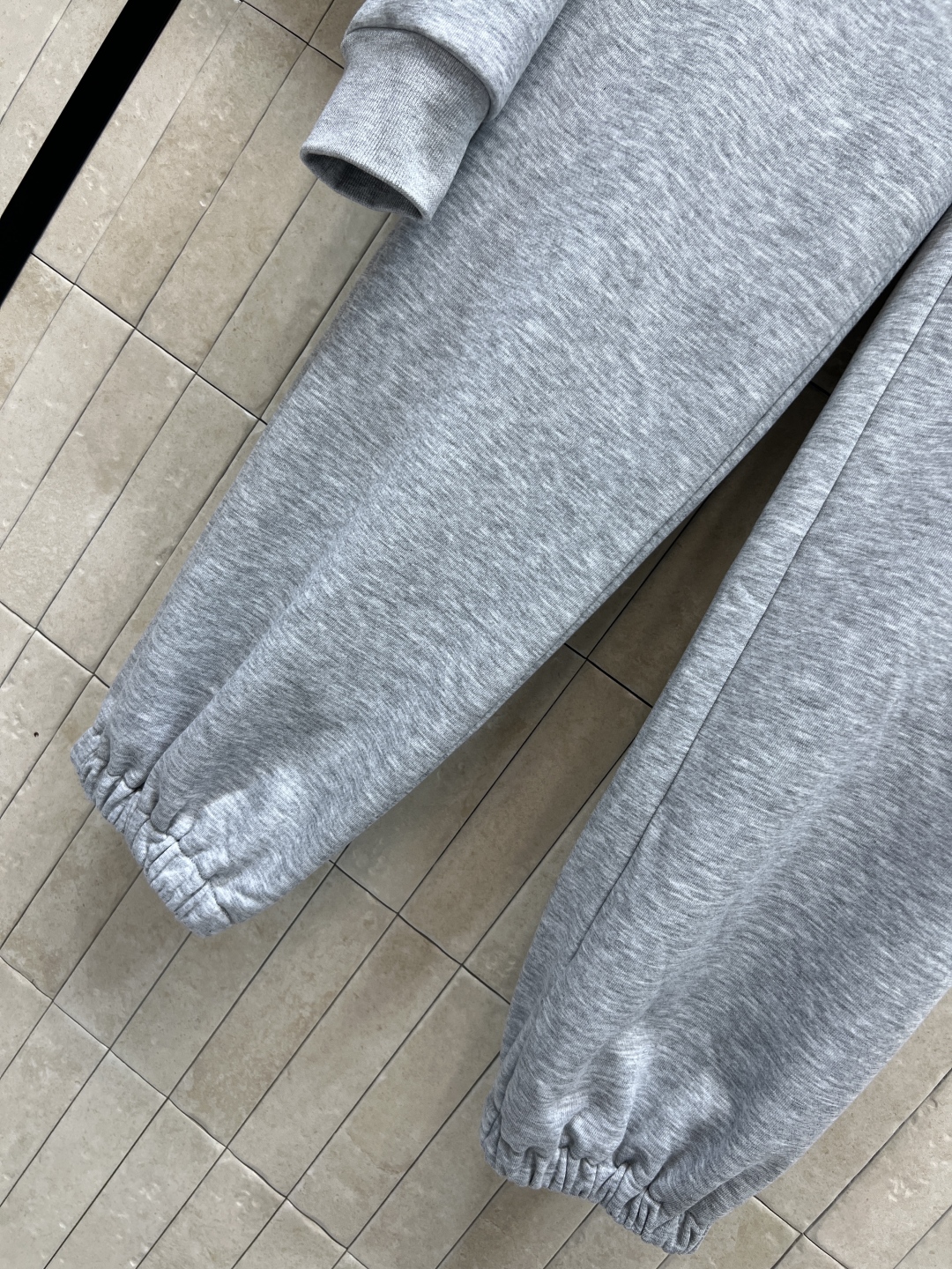 CE家 25秋冬新款 休闲运动套装 短款连帽卫衣+宽松运动裤 抽绳连帽短款外套 经典凯旋门徽标点缀 高腰