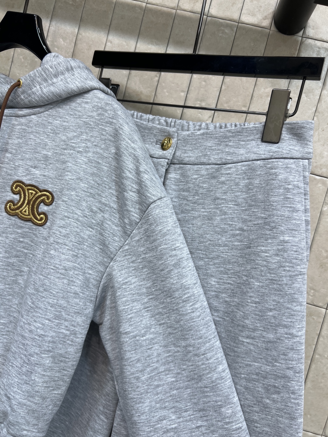 CE家 25秋冬新款 休闲运动套装 短款连帽卫衣+宽松运动裤 抽绳连帽短款外套 经典凯旋门徽标点缀 高腰