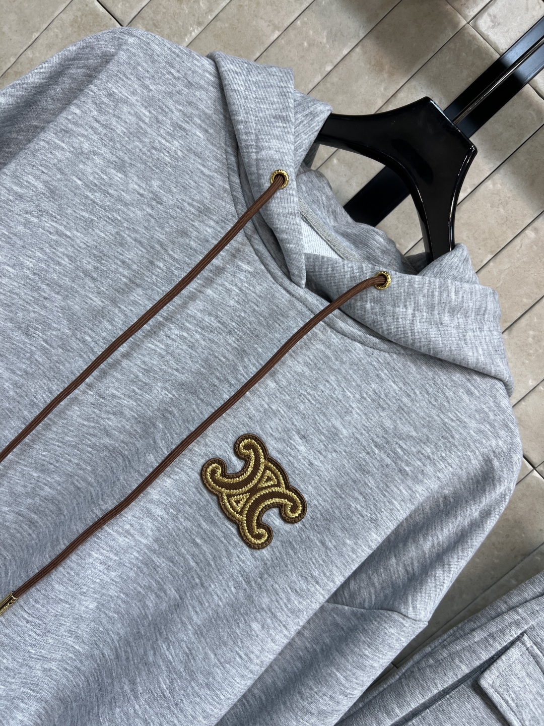 CE家 25秋冬新款 休闲运动套装 短款连帽卫衣+宽松运动裤 抽绳连帽短款外套 经典凯旋门徽标点缀 高腰