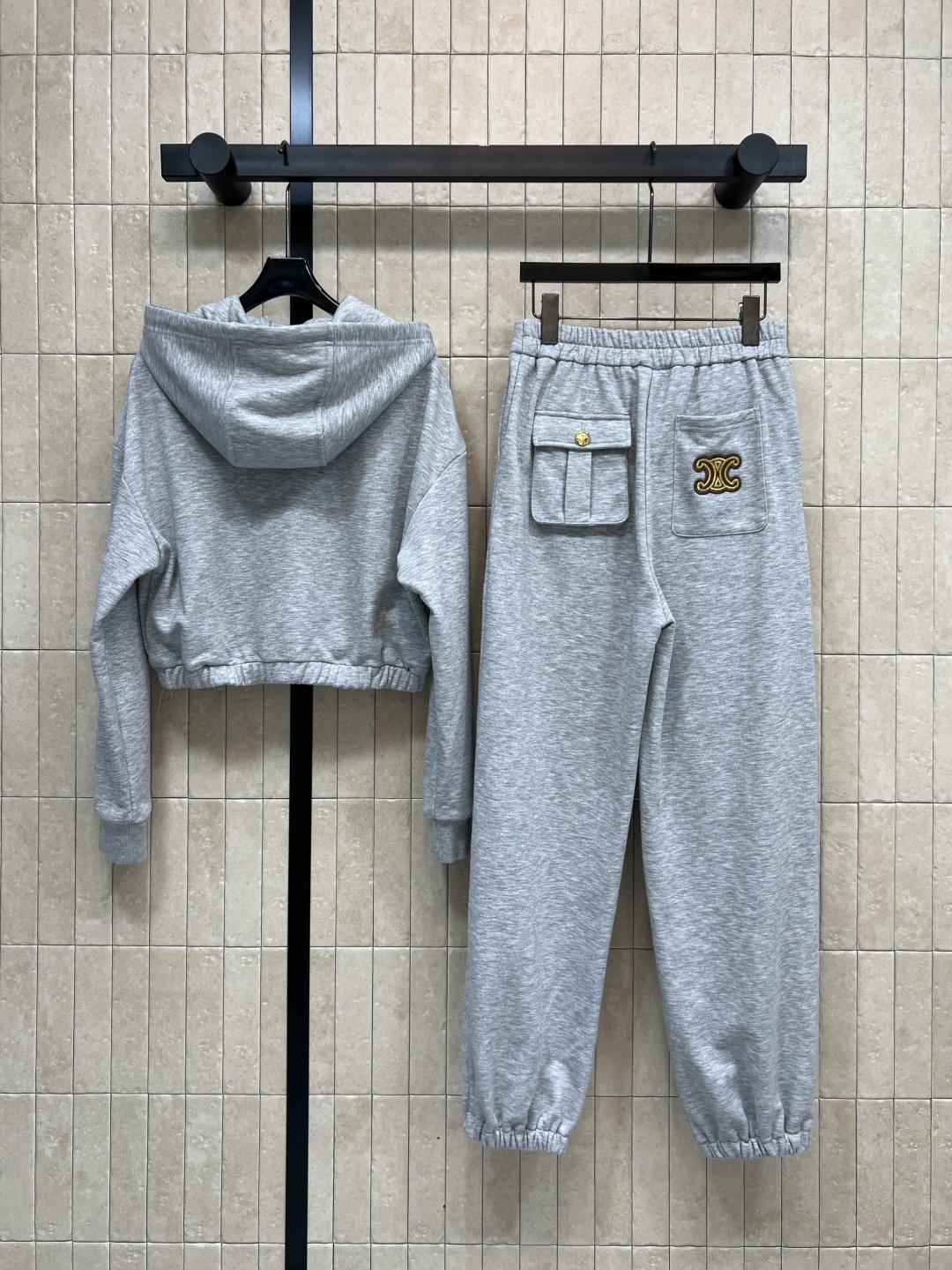 CE家 25秋冬新款 休闲运动套装 短款连帽卫衣+宽松运动裤 抽绳连帽短款外套 经典凯旋门徽标点缀 高腰