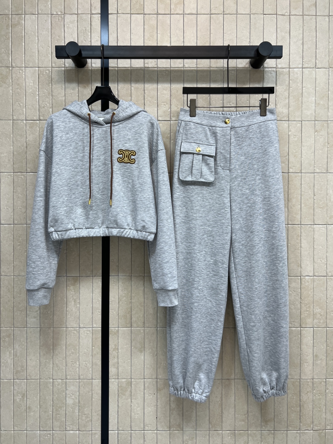 CE家 25秋冬新款 休闲运动套装 短款连帽卫衣+宽松运动裤 抽绳连帽短款外套 经典凯旋门徽标点缀 高腰