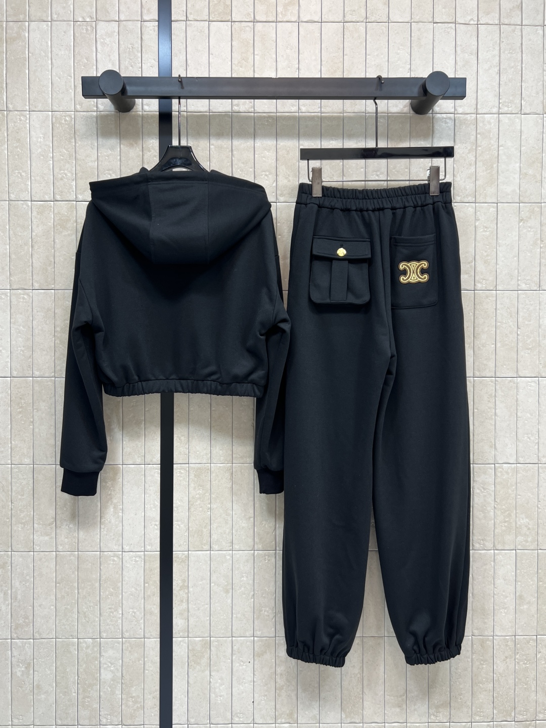 CE家 25秋冬新款 休闲运动套装 短款连帽卫衣+宽松运动裤 抽绳连帽短款外套 经典凯旋门徽标点缀 高腰