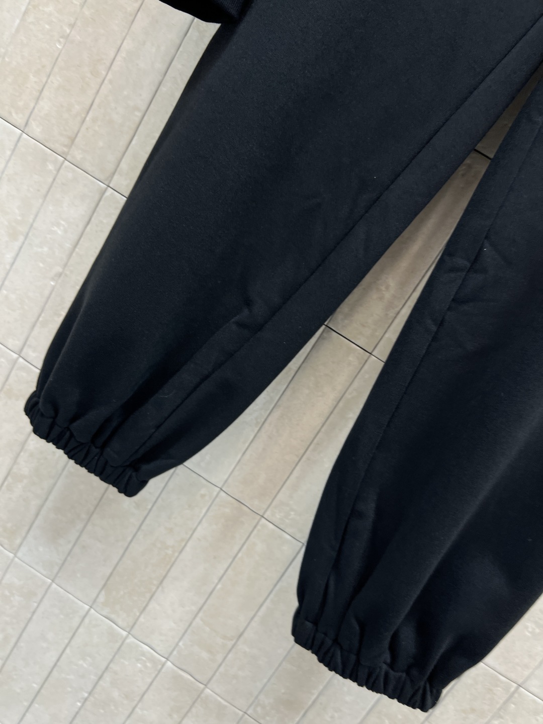 CE家 25秋冬新款 休闲运动套装 短款连帽卫衣+宽松运动裤 抽绳连帽短款外套 经典凯旋门徽标点缀 高腰