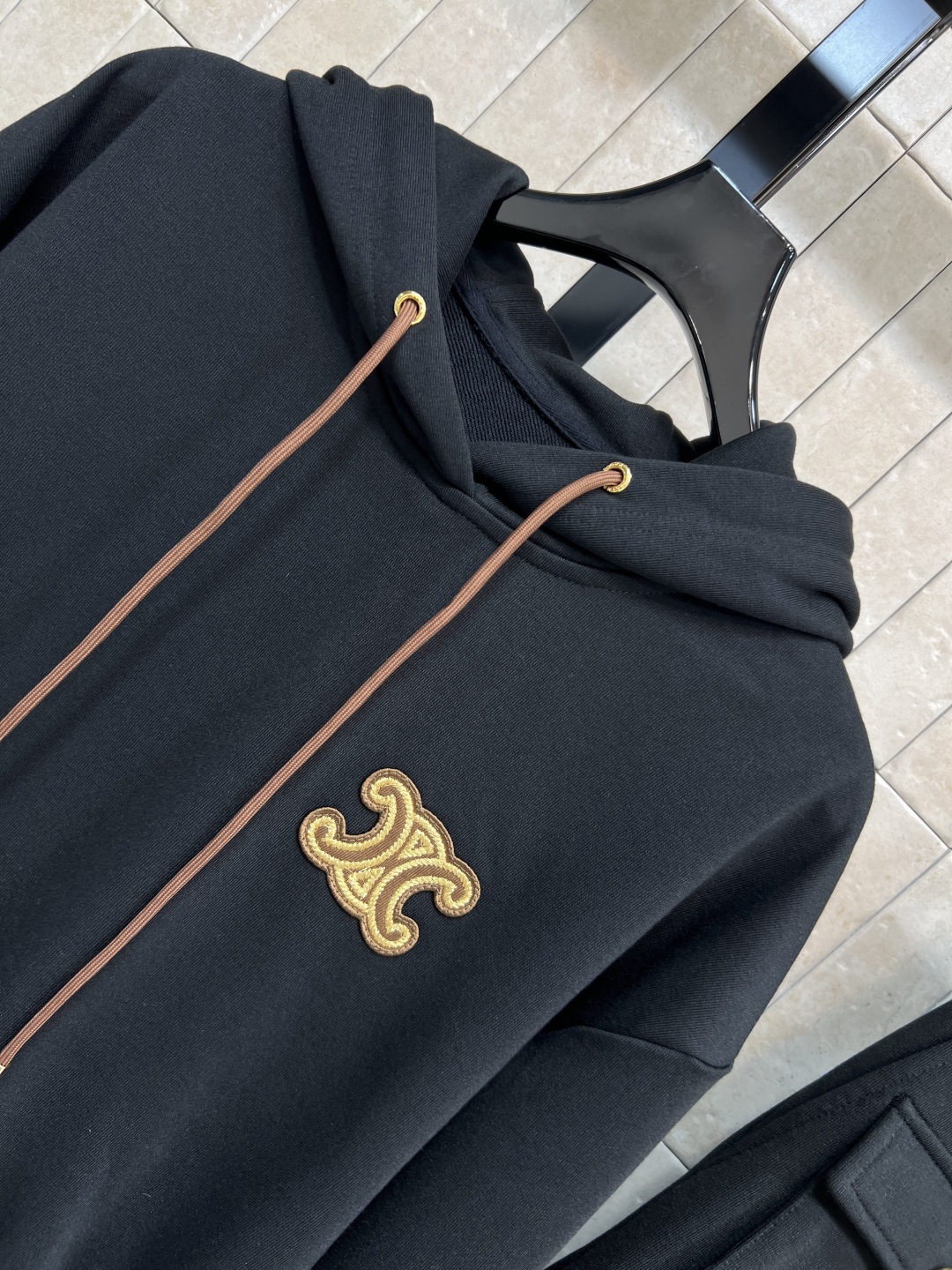 CE家 25秋冬新款 休闲运动套装 短款连帽卫衣+宽松运动裤 抽绳连帽短款外套 经典凯旋门徽标点缀 高腰