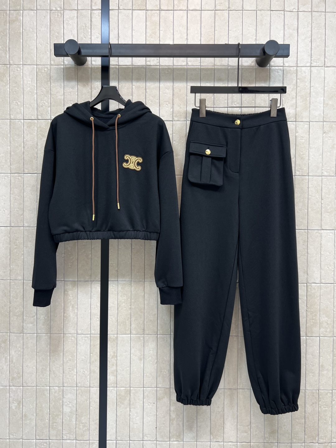 CE家 25秋冬新款 休闲运动套装 短款连帽卫衣+宽松运动裤 抽绳连帽短款外套 经典凯旋门徽标点缀 高腰