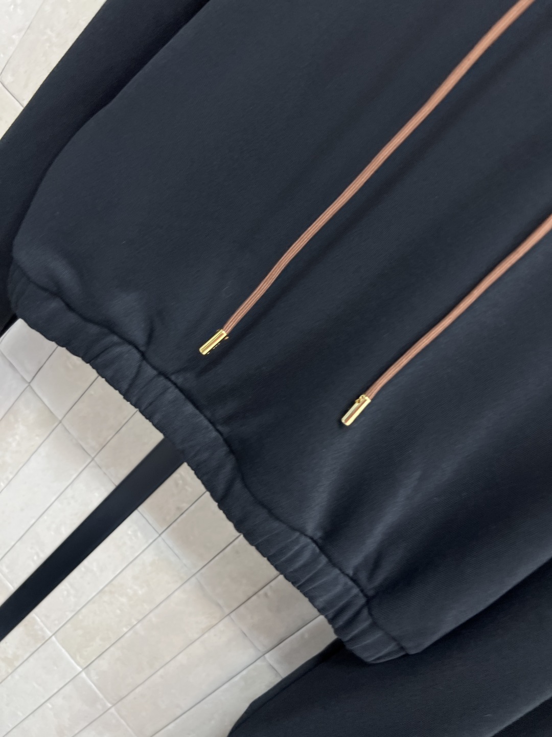 CE家 25秋冬新款 休闲运动套装 短款连帽卫衣+宽松运动裤 抽绳连帽短款外套 经典凯旋门徽标点缀 高腰