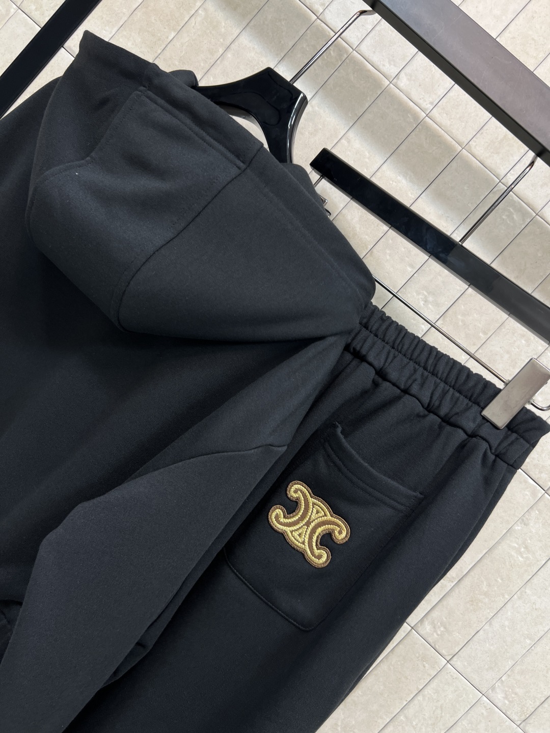 CE家 25秋冬新款 休闲运动套装 短款连帽卫衣+宽松运动裤 抽绳连帽短款外套 经典凯旋门徽标点缀 高腰