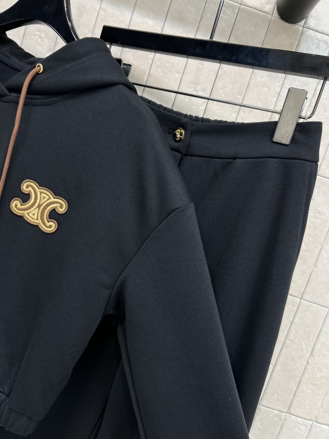 CE家 25秋冬新款 休闲运动套装 短款连帽卫衣+宽松运动裤 抽绳连帽短款外套 经典凯旋门徽标点缀 高腰