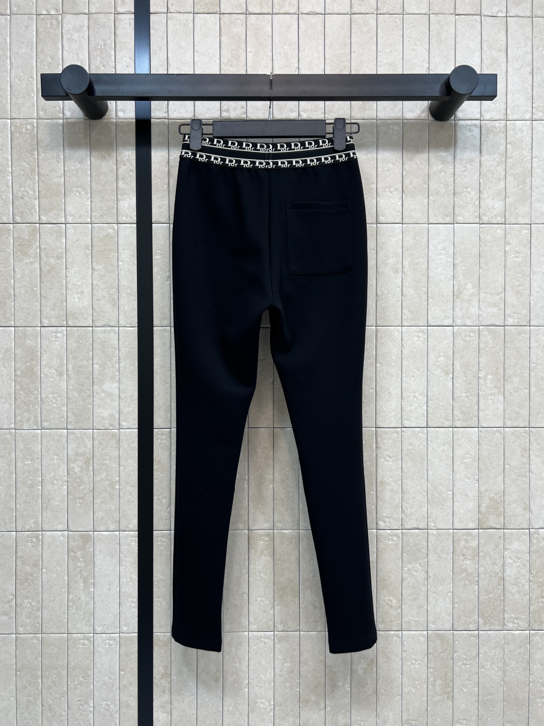 D家 25秋冬新款 织带拼接黑色打底裤 一秒穿出小细腿 腰间定制的字母织带拼接 经典刺绣小蜜蜂点缀 面料