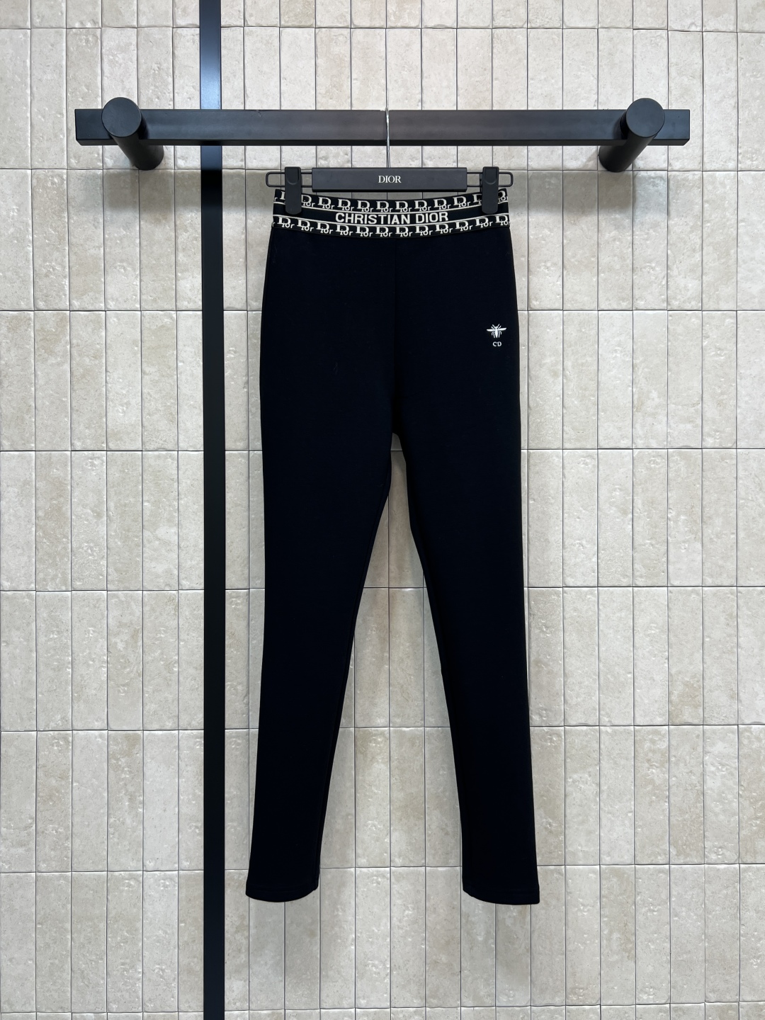 D家 25秋冬新款 织带拼接黑色打底裤 一秒穿出小细腿 腰间定制的字母织带拼接 经典刺绣小蜜蜂点缀 面料