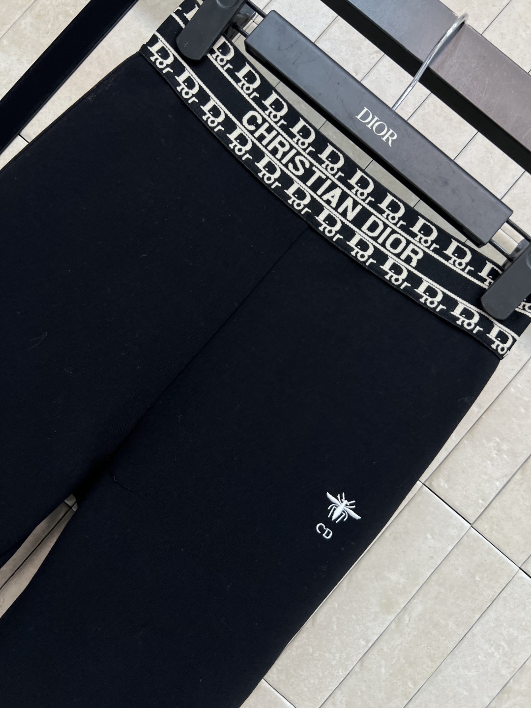 D家 25秋冬新款 织带拼接黑色打底裤 一秒穿出小细腿 腰间定制的字母织带拼接 经典刺绣小蜜蜂点缀 面料