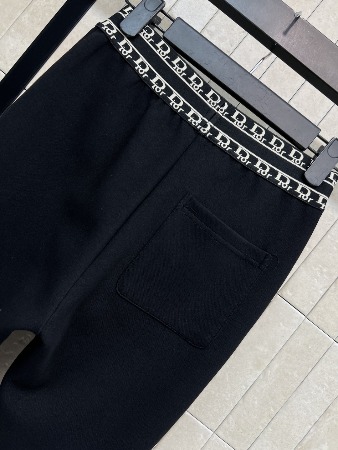 D家 25秋冬新款 织带拼接黑色打底裤 一秒穿出小细腿 腰间定制的字母织带拼接 经典刺绣小蜜蜂点缀 面料