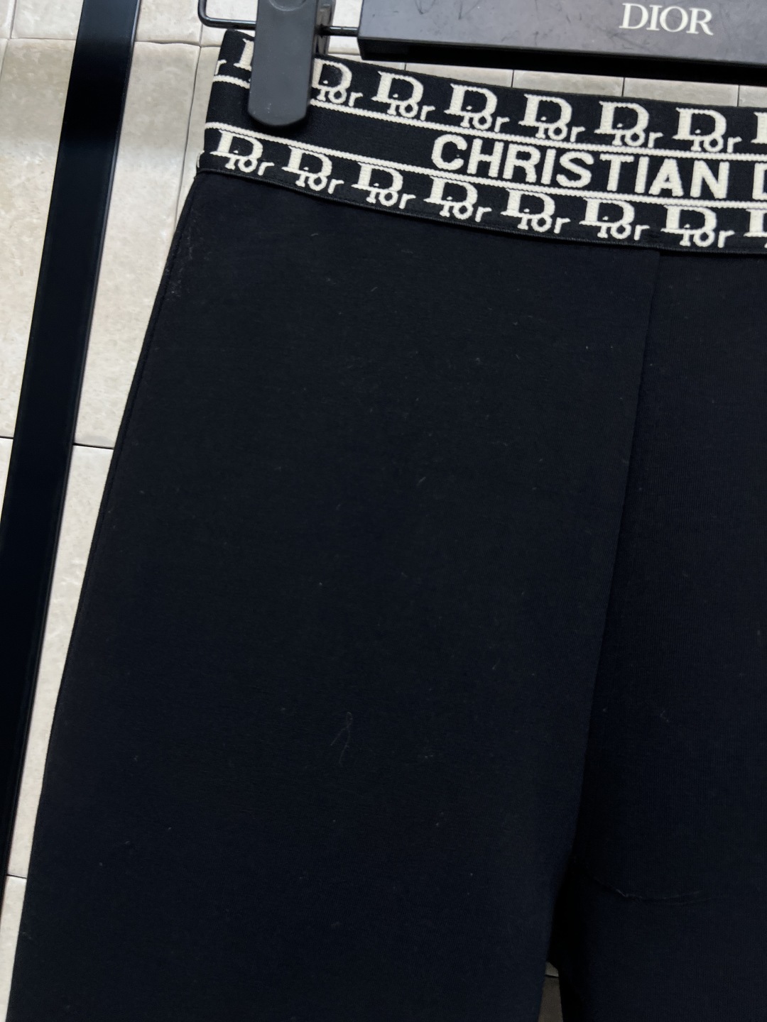 D家 25秋冬新款 织带拼接黑色打底裤 一秒穿出小细腿 腰间定制的字母织带拼接 经典刺绣小蜜蜂点缀 面料