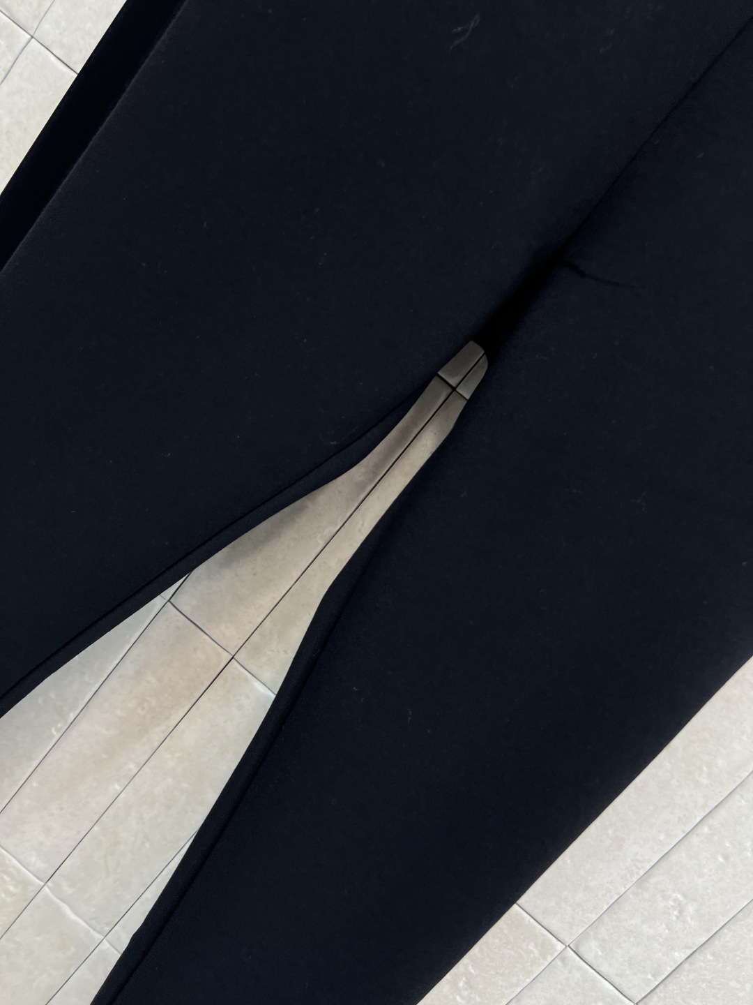 D家 25秋冬新款 织带拼接黑色打底裤 一秒穿出小细腿 腰间定制的字母织带拼接 经典刺绣小蜜蜂点缀 面料