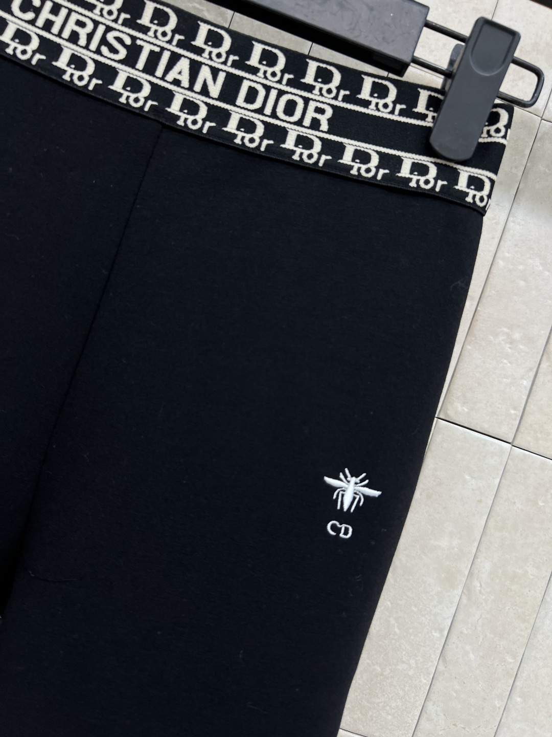 D家 25秋冬新款 织带拼接黑色打底裤 一秒穿出小细腿 腰间定制的字母织带拼接 经典刺绣小蜜蜂点缀 面料