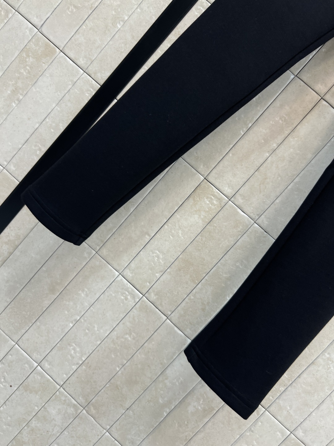 D家 25秋冬新款 织带拼接黑色打底裤 一秒穿出小细腿 腰间定制的字母织带拼接 经典刺绣小蜜蜂点缀 面料