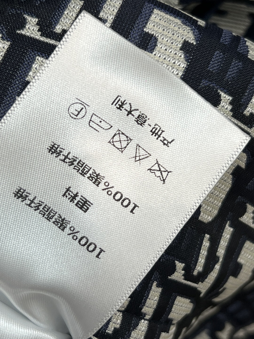 D家 25秋冬新款 老花夹克棉服外套 满幅Logo超有辨识度 版型挺阔 面料厚实耐穿 春秋季节超适合 日