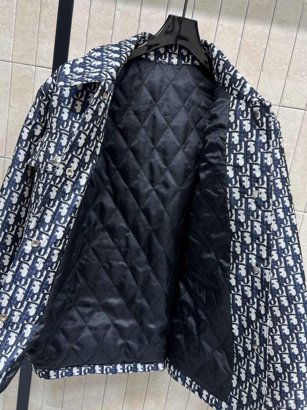 D家 25秋冬新款 老花夹克棉服外套 满幅Logo超有辨识度 版型挺阔 面料厚实耐穿 春秋季节超适合 日