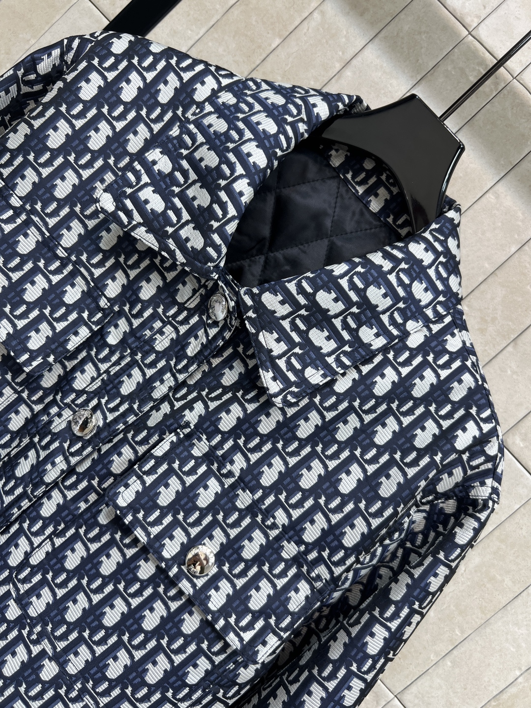 D家 25秋冬新款 老花夹克棉服外套 满幅Logo超有辨识度 版型挺阔 面料厚实耐穿 春秋季节超适合 日