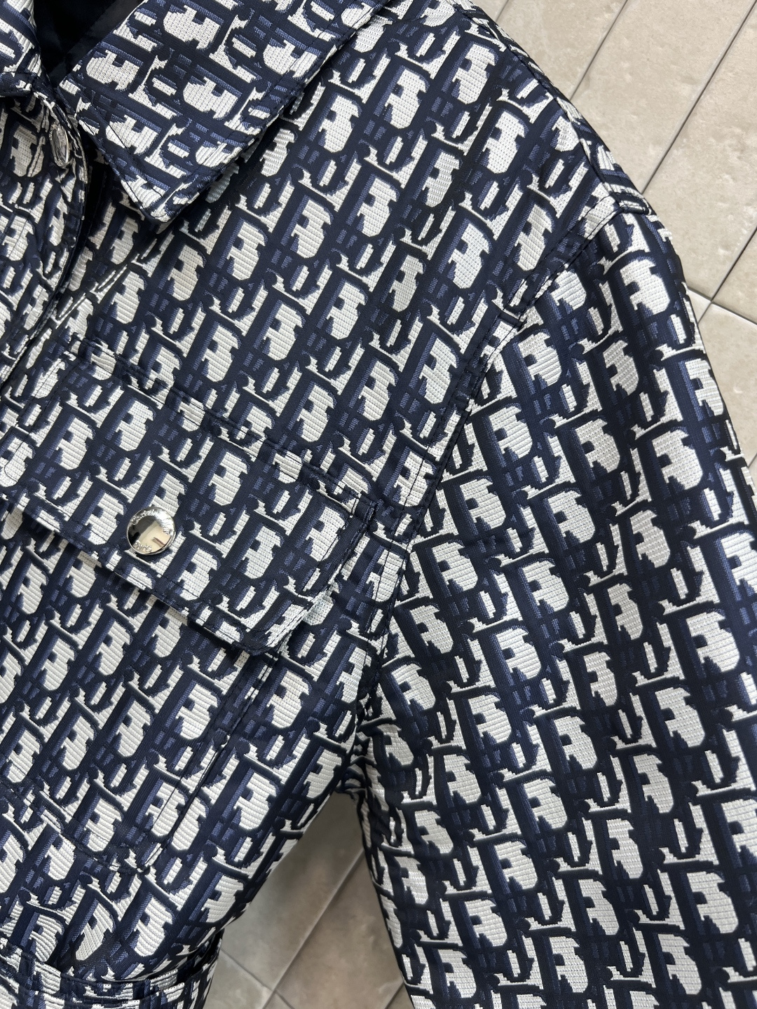 D家 25秋冬新款 老花夹克棉服外套 满幅Logo超有辨识度 版型挺阔 面料厚实耐穿 春秋季节超适合 日