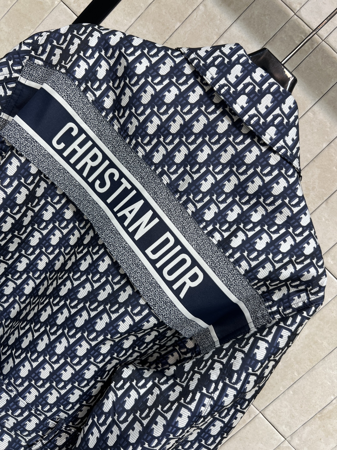 D家 25秋冬新款 老花夹克棉服外套 满幅Logo超有辨识度 版型挺阔 面料厚实耐穿 春秋季节超适合 日