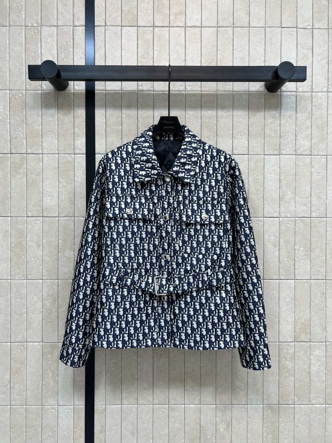 D家 25秋冬新款 老花夹克棉服外套 满幅Logo超有辨识度 版型挺阔 面料厚实耐穿 春秋季节超适合 日