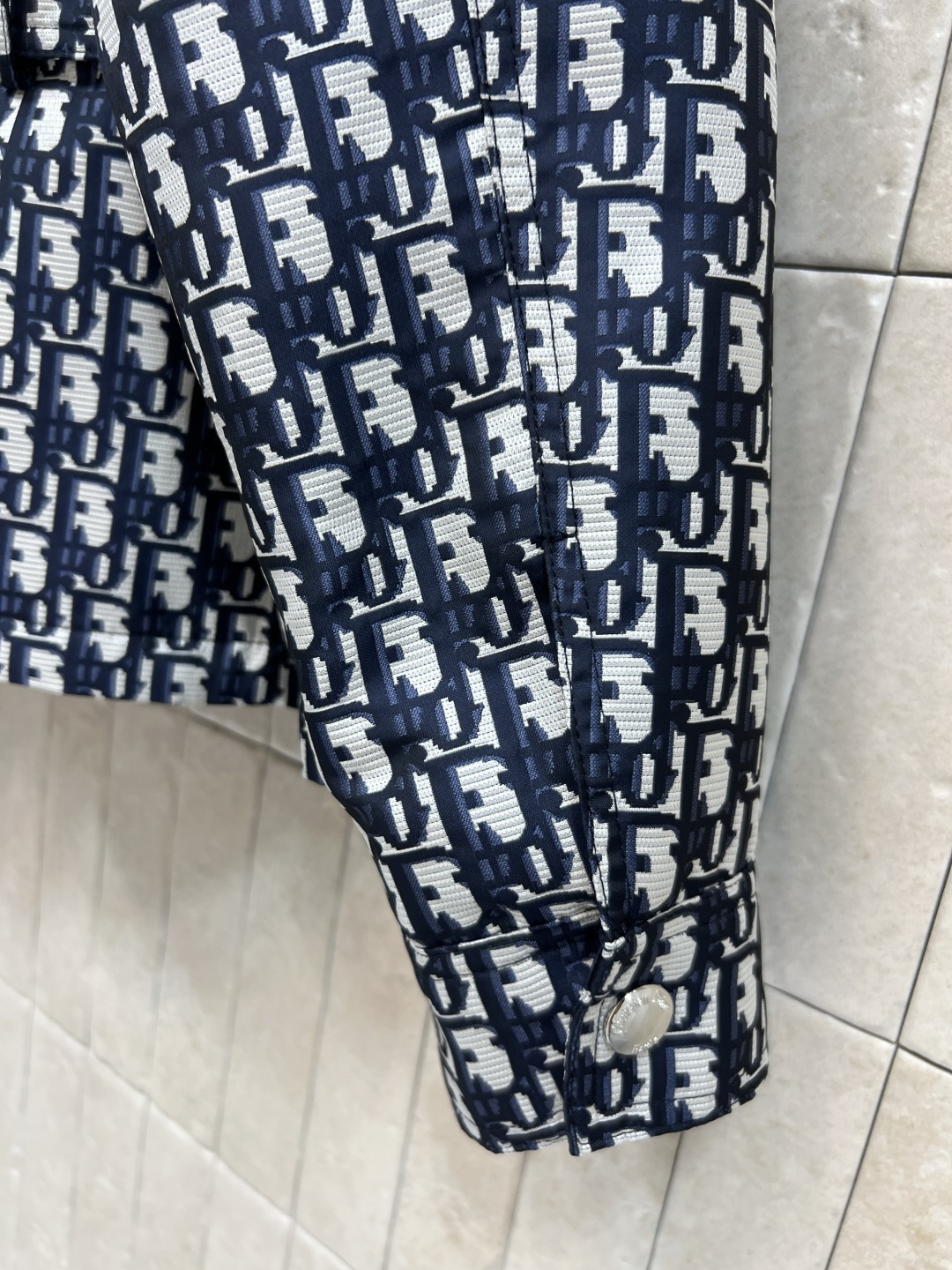 D家 25秋冬新款 老花夹克棉服外套 满幅Logo超有辨识度 版型挺阔 面料厚实耐穿 春秋季节超适合 日