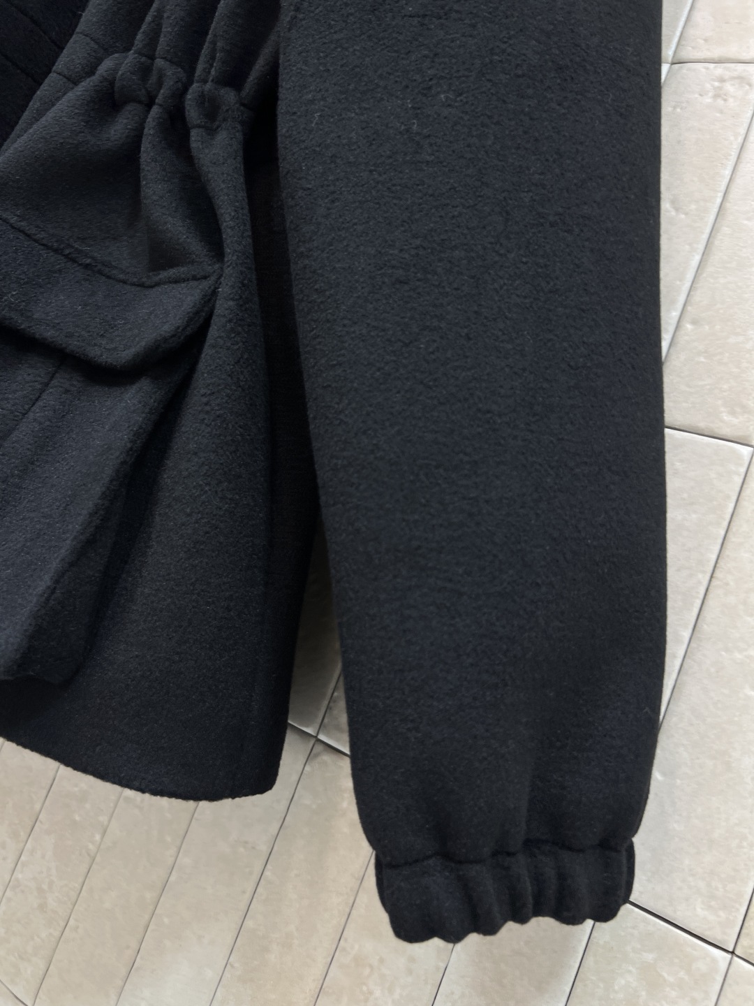 25秋冬新款 黑色连帽抽绳冲锋衣棉服 毛呢面料 宽松版型抽绳腰部设计 轻松调节版型 显瘦又实用 两侧大口