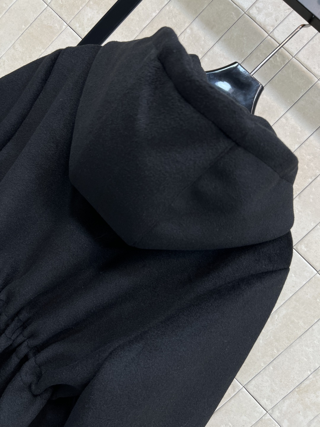 25秋冬新款 黑色连帽抽绳冲锋衣棉服 毛呢面料 宽松版型抽绳腰部设计 轻松调节版型 显瘦又实用 两侧大口