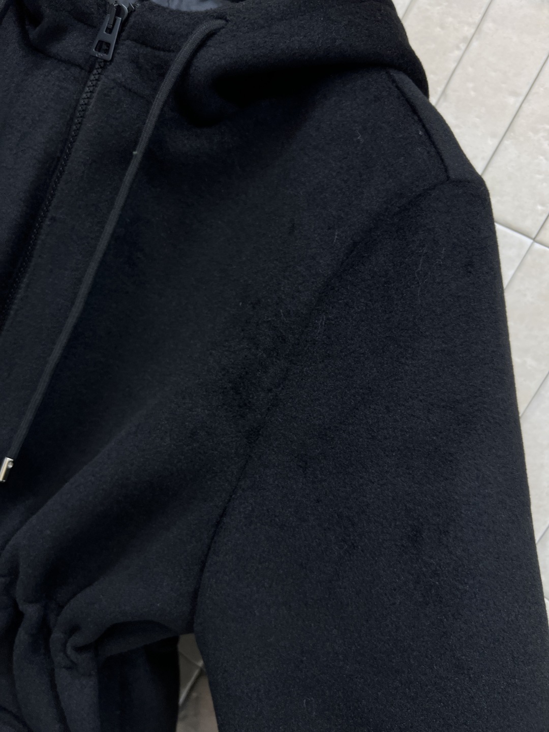 25秋冬新款 黑色连帽抽绳冲锋衣棉服 毛呢面料 宽松版型抽绳腰部设计 轻松调节版型 显瘦又实用 两侧大口