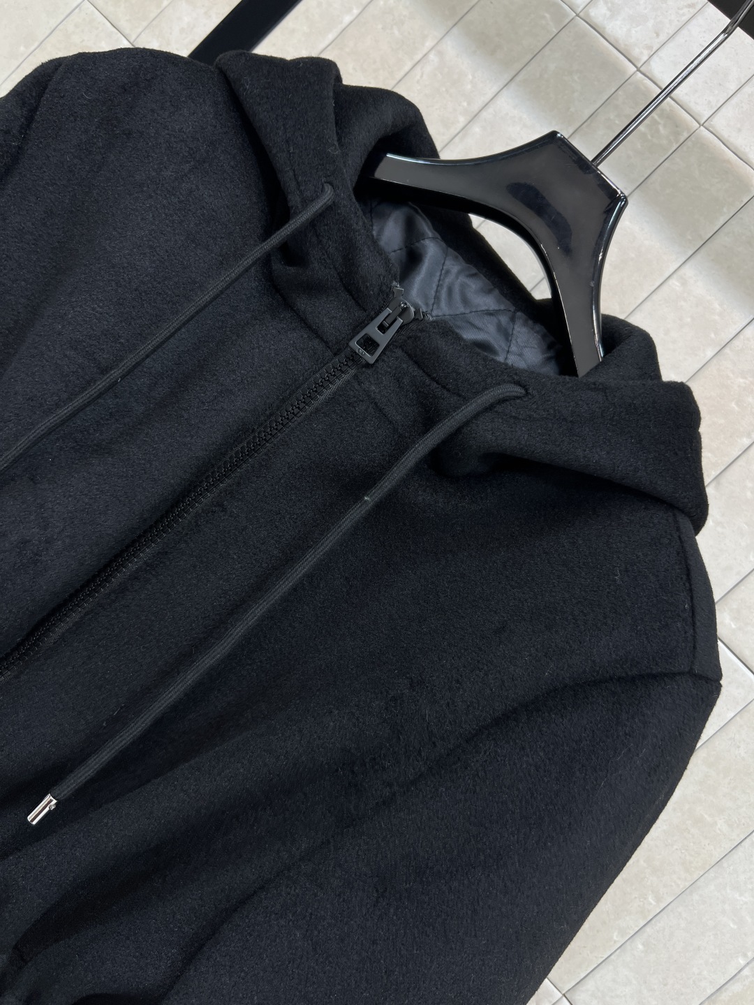 25秋冬新款 黑色连帽抽绳冲锋衣棉服 毛呢面料 宽松版型抽绳腰部设计 轻松调节版型 显瘦又实用 两侧大口