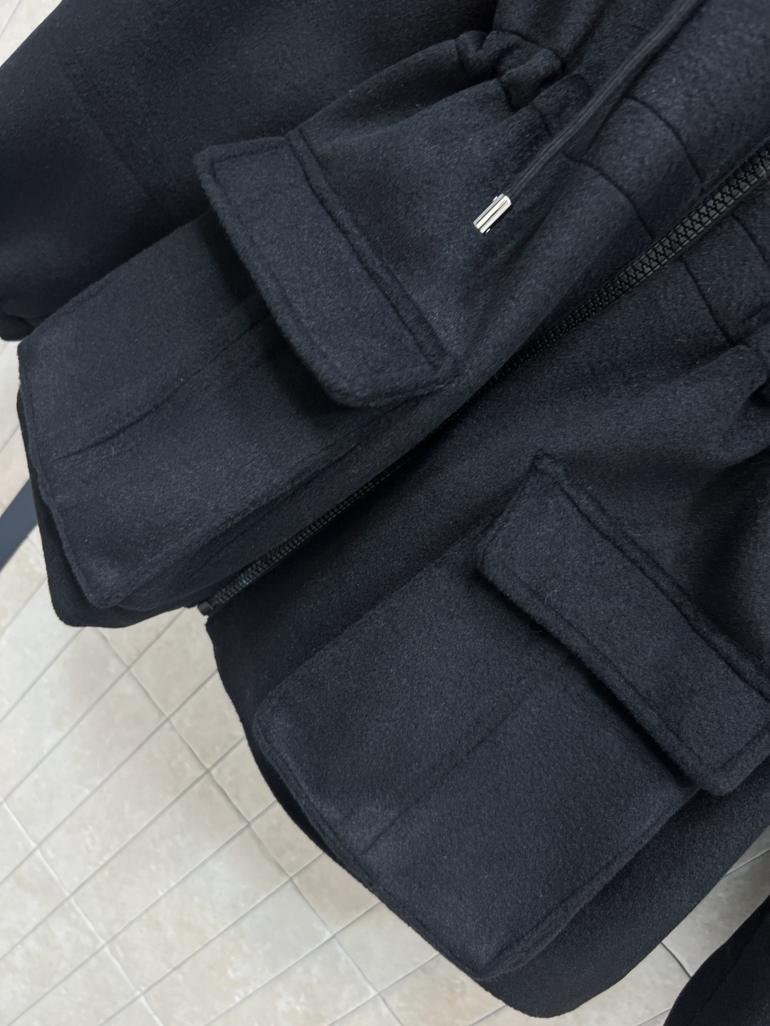 25秋冬新款 黑色连帽抽绳冲锋衣棉服 毛呢面料 宽松版型抽绳腰部设计 轻松调节版型 显瘦又实用 两侧大口