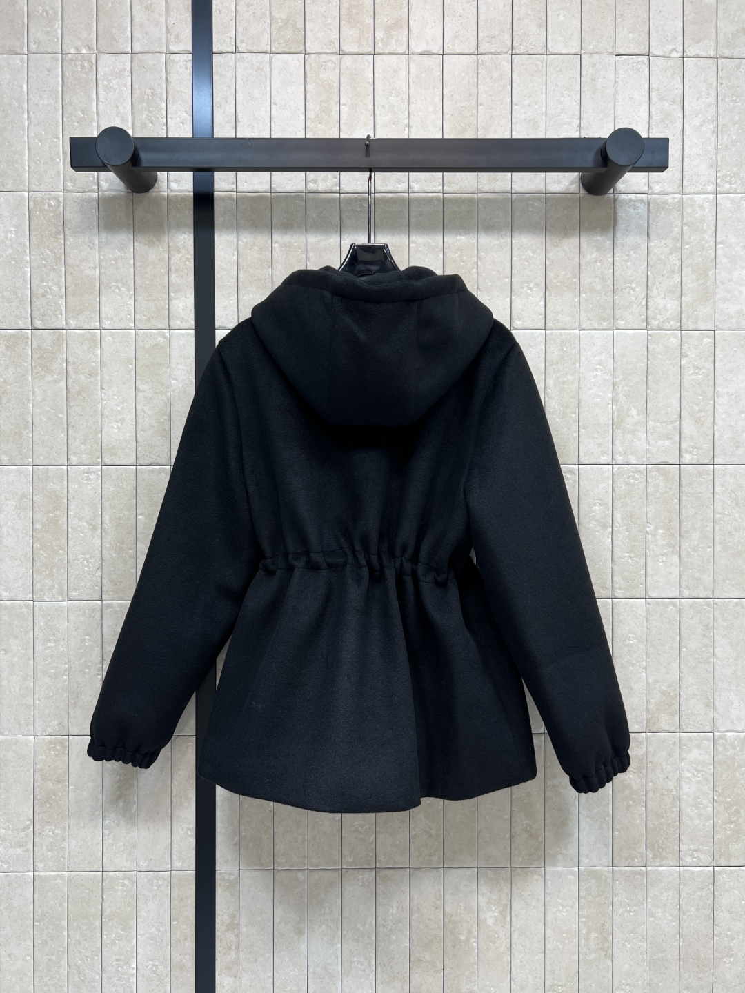 25秋冬新款 黑色连帽抽绳冲锋衣棉服 毛呢面料 宽松版型抽绳腰部设计 轻松调节版型 显瘦又实用 两侧大口