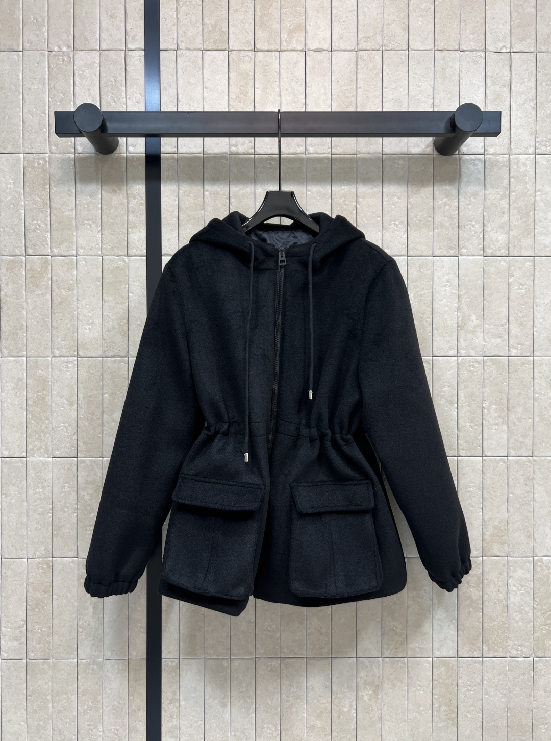 25秋冬新款 黑色连帽抽绳冲锋衣棉服 毛呢面料 宽松版型抽绳腰部设计 轻松调节版型 显瘦又实用 两侧大口