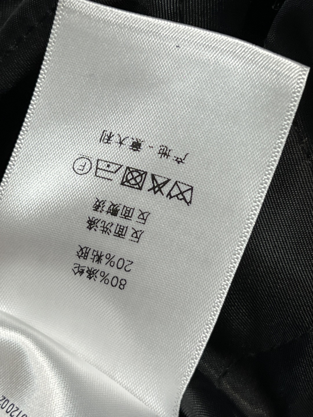 25秋冬新款 黑色连帽抽绳冲锋衣棉服 毛呢面料 宽松版型抽绳腰部设计 轻松调节版型 显瘦又实用 两侧大口