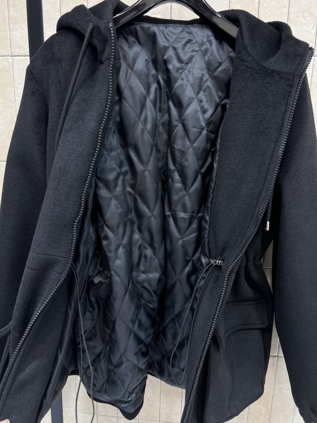 25秋冬新款 黑色连帽抽绳冲锋衣棉服 毛呢面料 宽松版型抽绳腰部设计 轻松调节版型 显瘦又实用 两侧大口