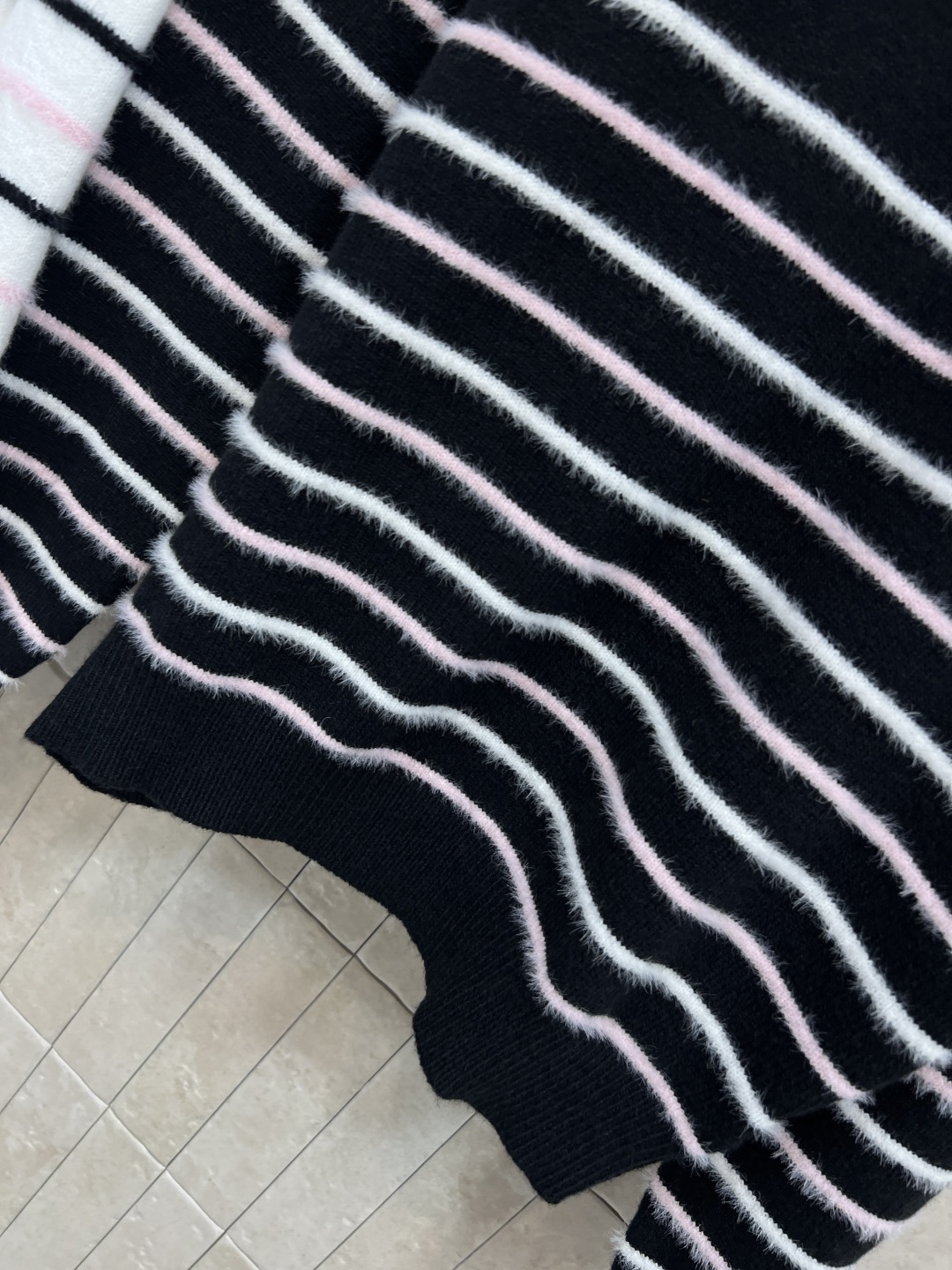 小香家 25秋冬新款 条纹针织毛衣 毛绒绒针织柔软材质+撞色条纹 经典又休闲！胸前刺绣双CLogo超精致