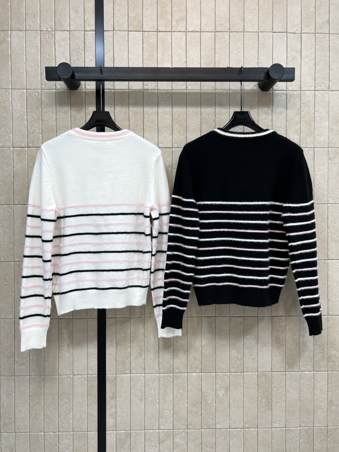 小香家 25秋冬新款 条纹针织毛衣 毛绒绒针织柔软材质+撞色条纹 经典又休闲！胸前刺绣双CLogo超精致