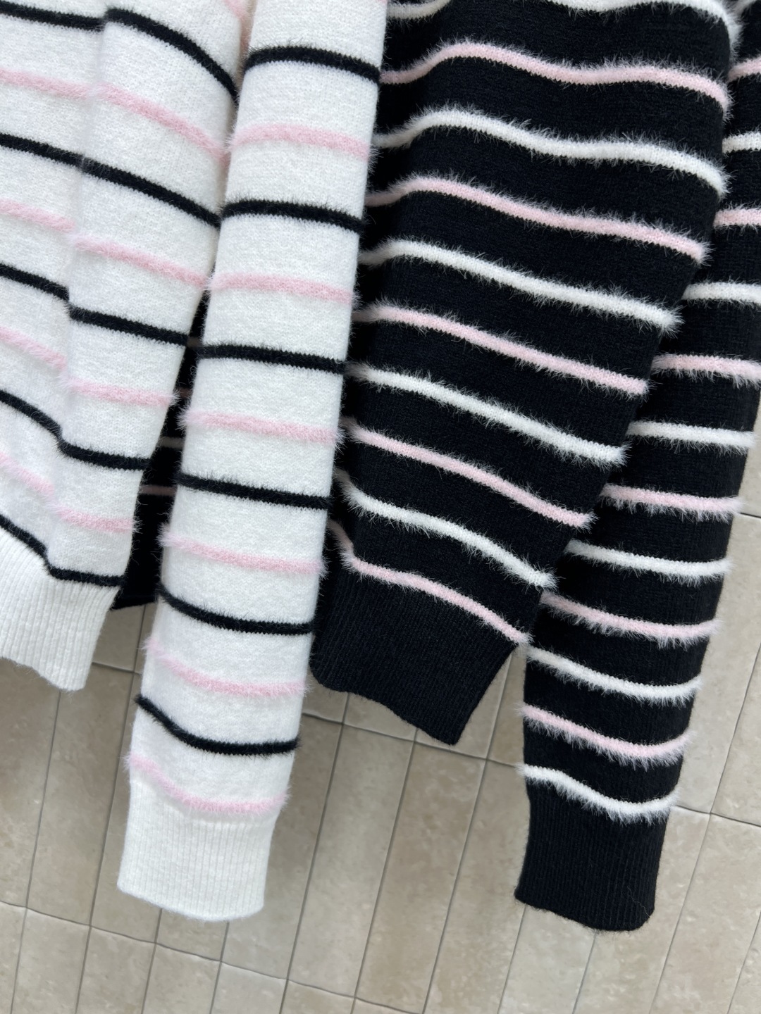 小香家 25秋冬新款 条纹针织毛衣 毛绒绒针织柔软材质+撞色条纹 经典又休闲！胸前刺绣双CLogo超精致