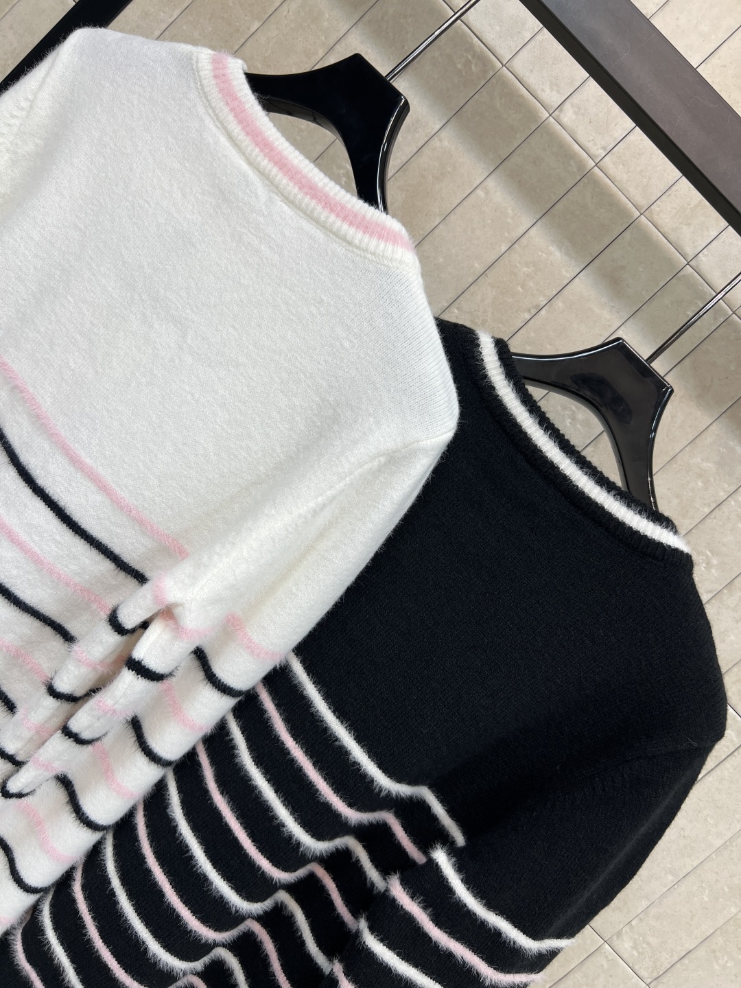 小香家 25秋冬新款 条纹针织毛衣 毛绒绒针织柔软材质+撞色条纹 经典又休闲！胸前刺绣双CLogo超精致