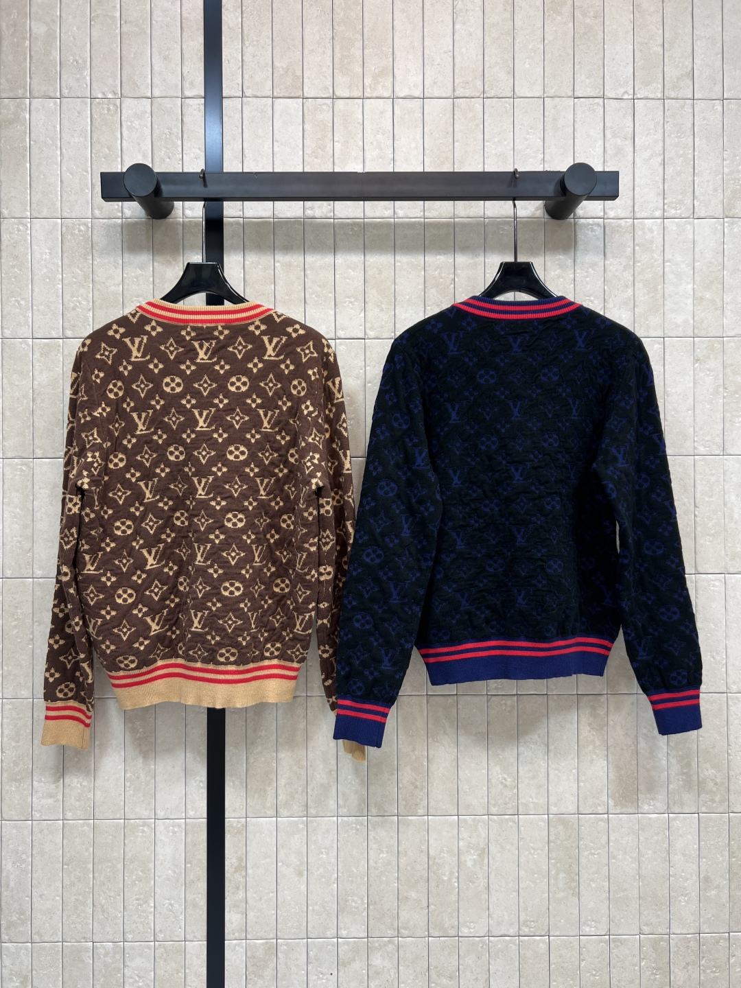 L家 25秋冬新款 经典老花针织开衫 羊毛材质柔软舒适 秋冬穿超合适！V领+纽扣设计 H版型包容性强 适