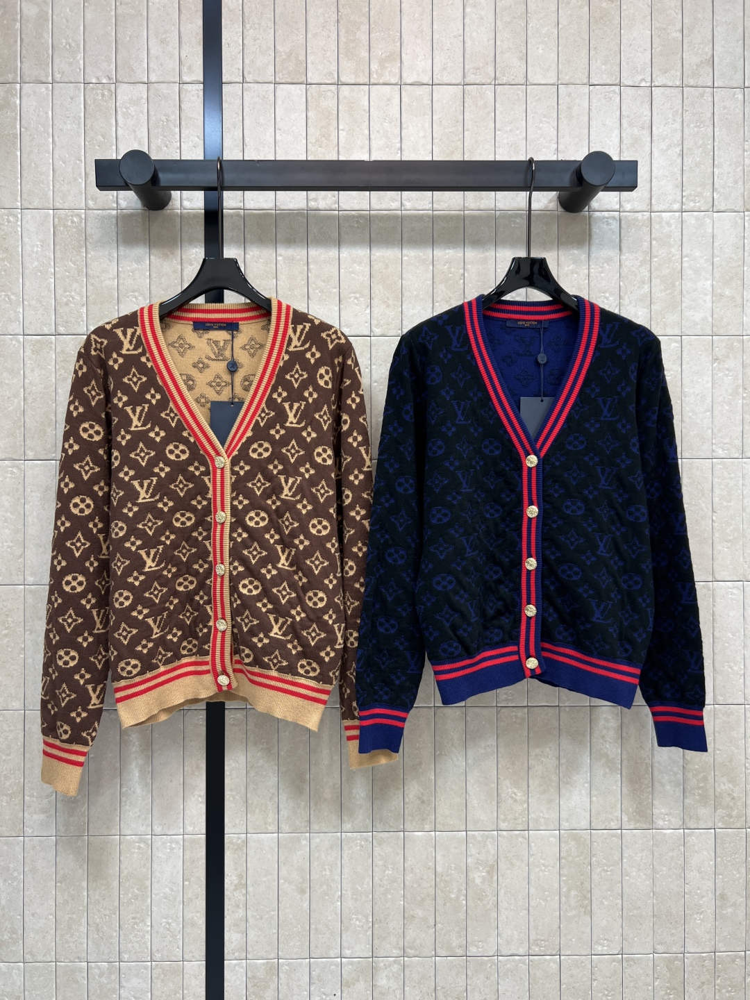 L家 25秋冬新款 经典老花针织开衫 羊毛材质柔软舒适 秋冬穿超合适！V领+纽扣设计 H版型包容性强 适