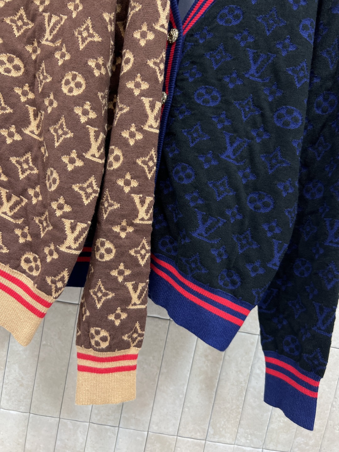 L家 25秋冬新款 经典老花针织开衫 羊毛材质柔软舒适 秋冬穿超合适！V领+纽扣设计 H版型包容性强 适