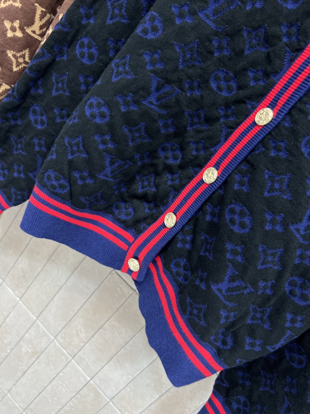 L家 25秋冬新款 经典老花针织开衫 羊毛材质柔软舒适 秋冬穿超合适！V领+纽扣设计 H版型包容性强 适