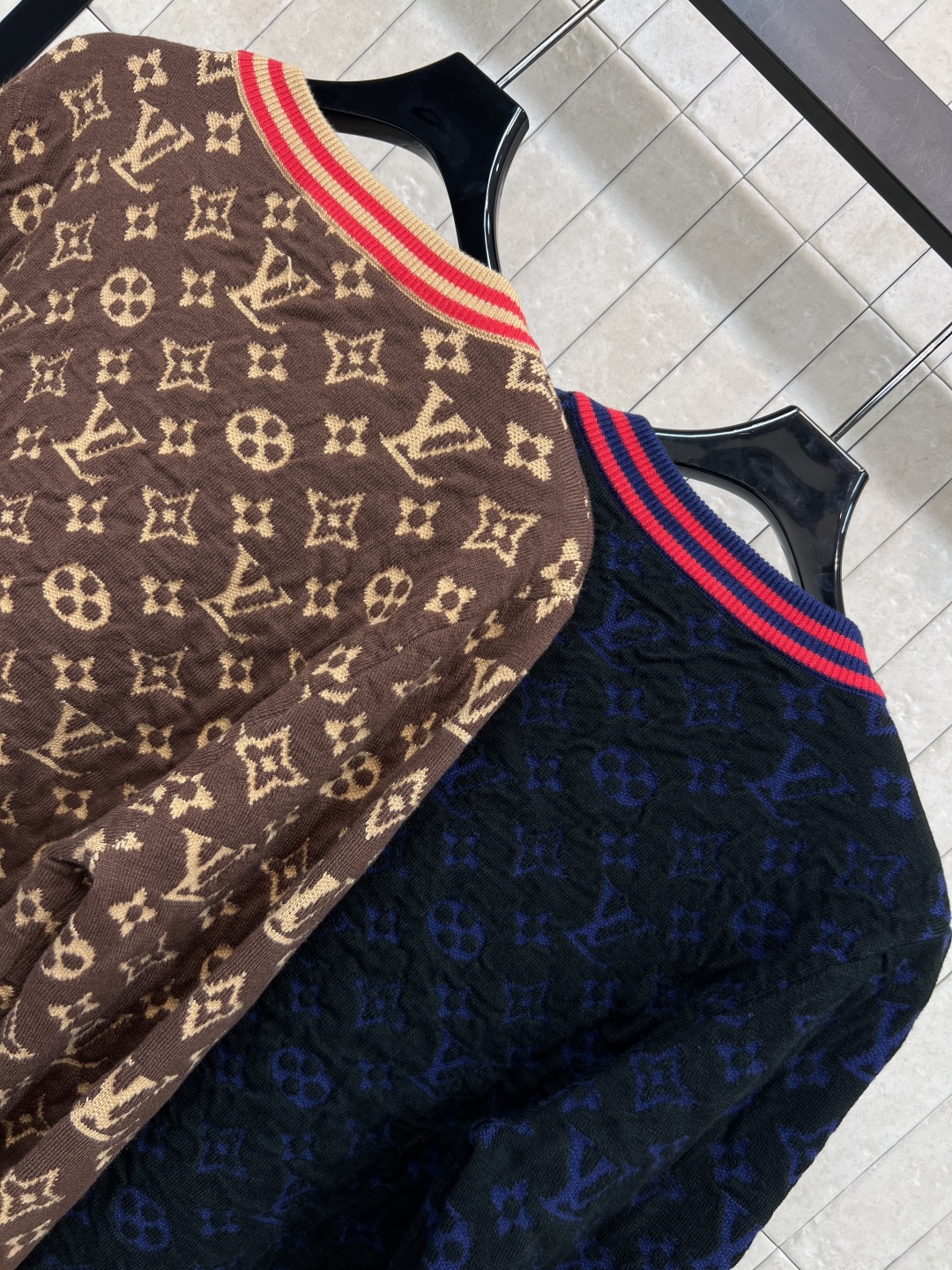 L家 25秋冬新款 经典老花针织开衫 羊毛材质柔软舒适 秋冬穿超合适！V领+纽扣设计 H版型包容性强 适