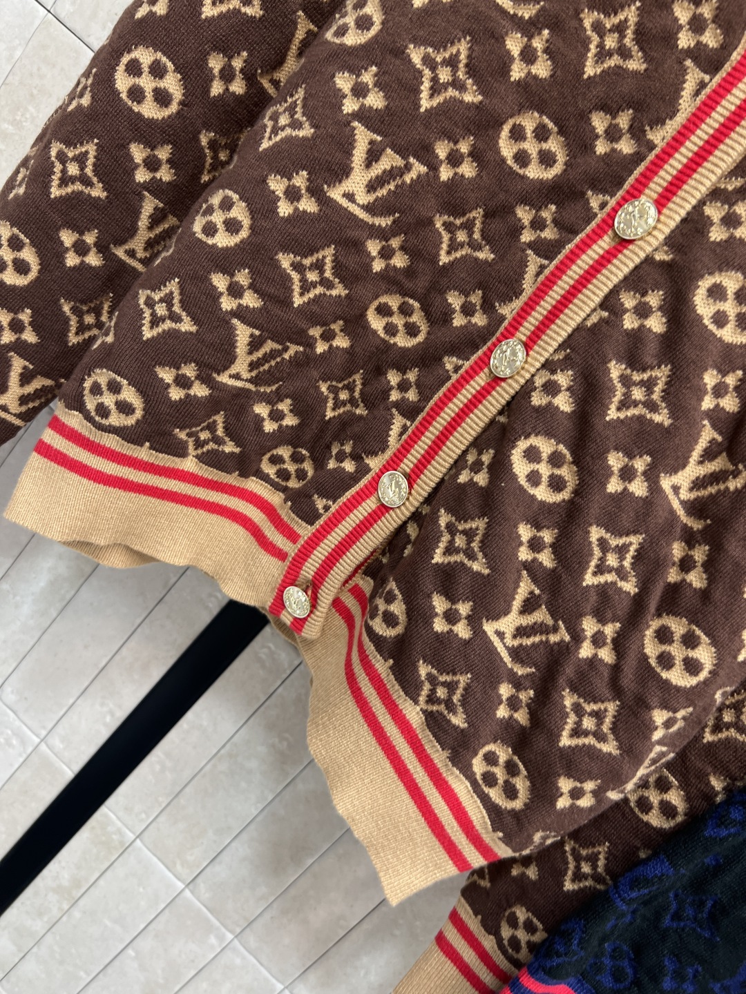 L家 25秋冬新款 经典老花针织开衫 羊毛材质柔软舒适 秋冬穿超合适！V领+纽扣设计 H版型包容性强 适