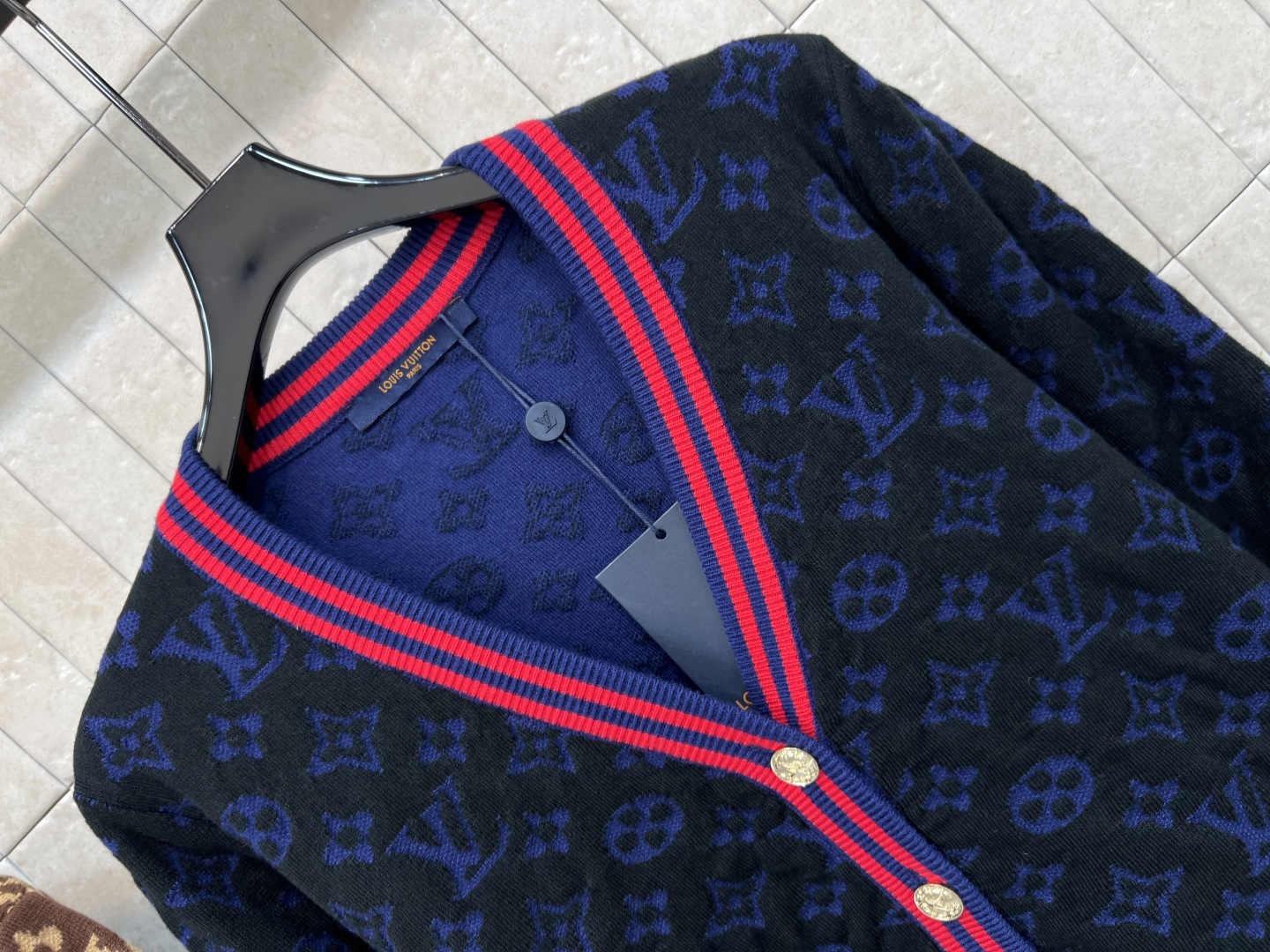 L家 25秋冬新款 经典老花针织开衫 羊毛材质柔软舒适 秋冬穿超合适！V领+纽扣设计 H版型包容性强 适