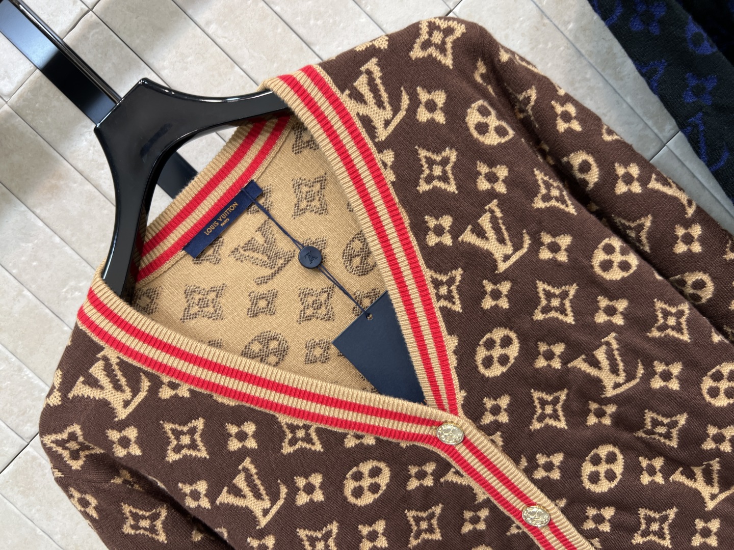 L家 25秋冬新款 经典老花针织开衫 羊毛材质柔软舒适 秋冬穿超合适！V领+纽扣设计 H版型包容性强 适