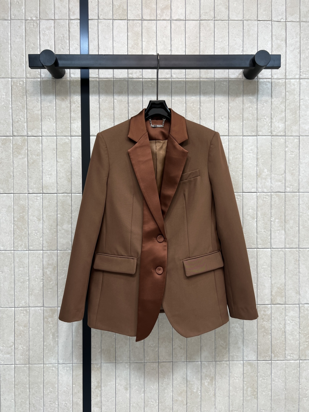 NO:576510,FD 25 new autumn and winter style brown suit jacket + brown suit trousers. Selected and recommended suit suit. Versatile and practical. Can be matched with different underwear to create a fashionable dressing effect. Cover strap pocket embellishment. Temperament V-neck shows feminine charm. Full of gentle and intellectual brown, super stable. The upper body is an intellectual and temperamental beauty. It can also be matched with bottoms of the same series. It is a must-have for daily commuting. Can be sold separately in four sizes of one color. Size/S-M-L,,jackets & coats,business suit,alexander wang19860909FD 25秋冬新款 棕色西装外套+棕色西装长裤 精选推荐西装套装 百搭实穿 可与不同内衣互相搭配 打造时髦穿搭效果 盖带口袋点缀 气质V领尽显女性魅力 充满温柔知性的棕色超显稳重 上身就是知性气质美女 搭配同系列下装也可以 日常出街通勤必备 可分开出售一色四码Size/S-M-L,,jackets & coats,business suit,alexander wang,Women's clothing