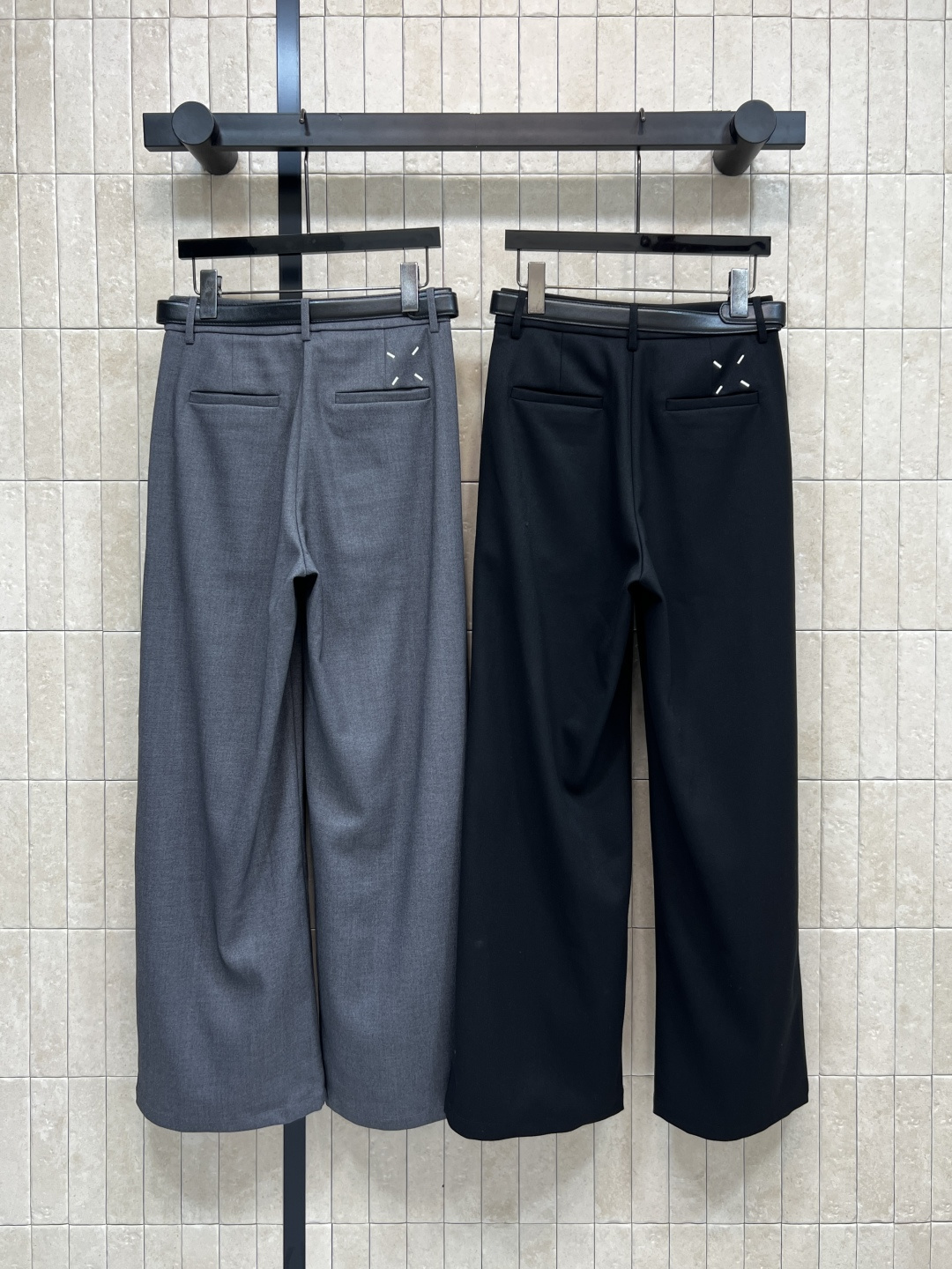 25秋冬新款 腰带压褶西装长裤 简约高级的清冷色系 超级适合日常通勤 很有feel的一款西裤 精巧的剪裁